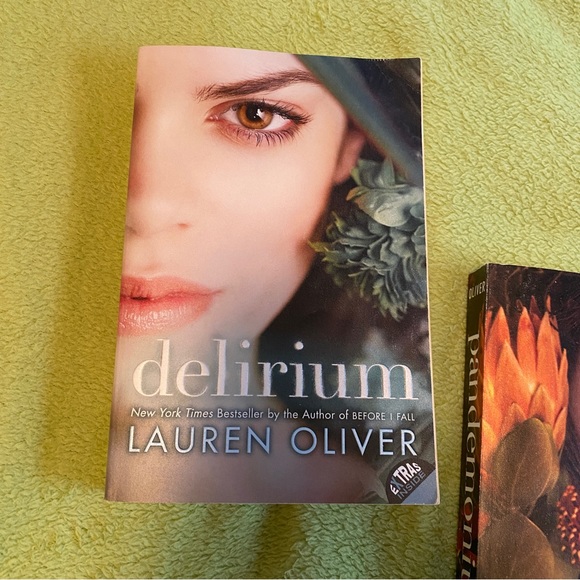 Delirium Trilogy YA Dystopian Books by Lauren Oliver - Picture 2 of 8